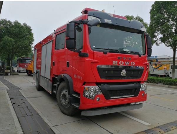 重汽豪沃干粉水聯用消防車