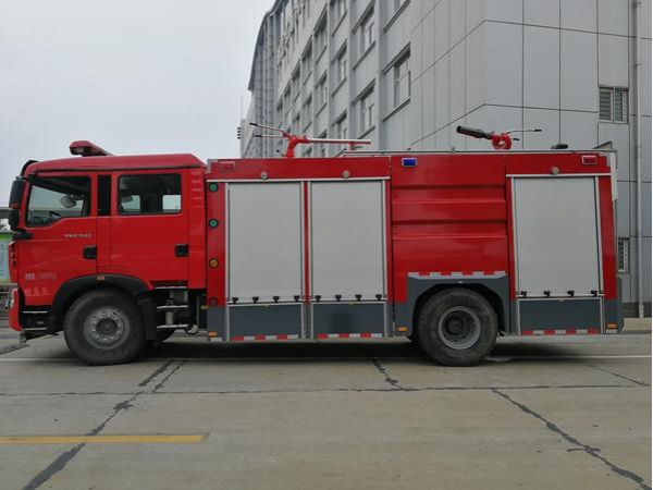 重汽豪沃干粉泡沫聯用消防車